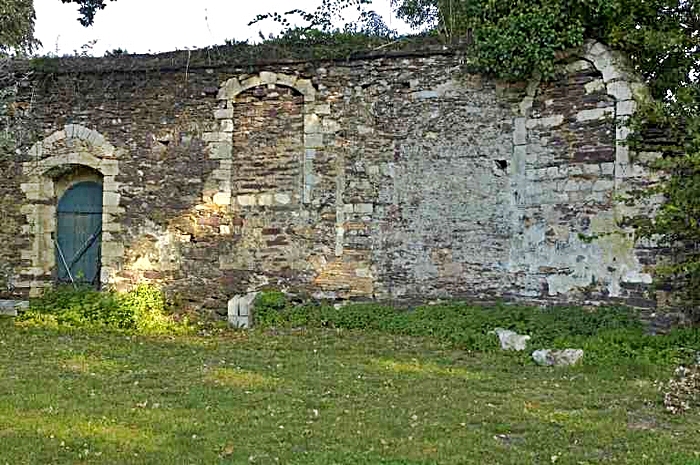 Porte et fenêtre de l'ancienne chapelle Saint-Armel